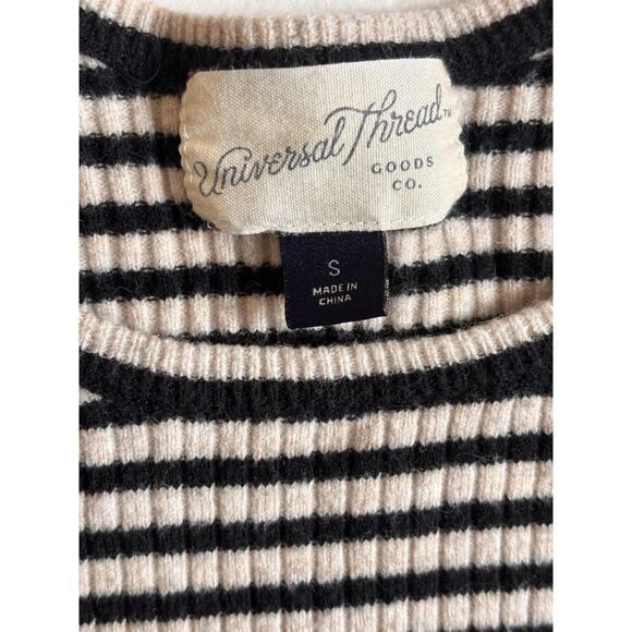 Universal Thread women's S t-shirt black & white stripe scop neck long sleeves - Picture 3 of 7